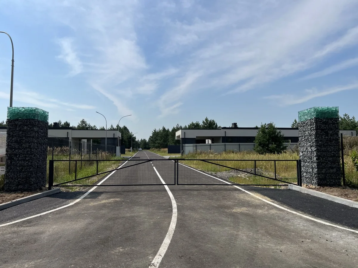 Улица Дубовая: въезд, каменные опоры и дорожная разметка