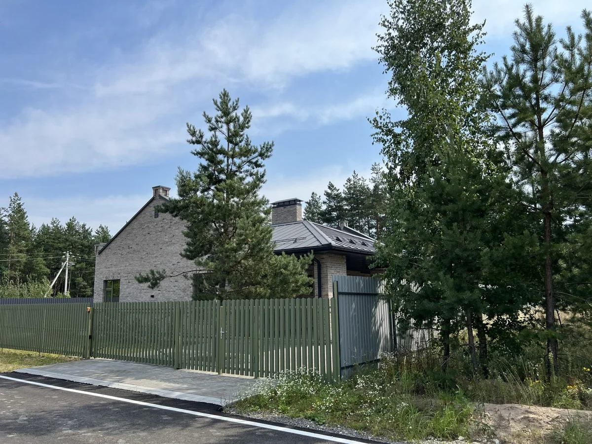 Дом на Еловой со стороны улицы